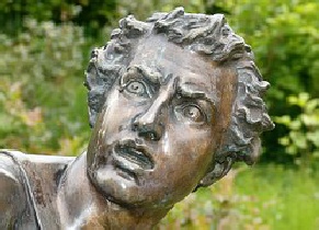 Bronzestatue: Mensch im Trauma