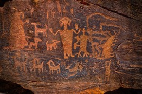 Alte Petroglyphen, native Steinritzungen und Malereien