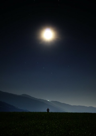 Der Vollmond steht über den Bergen