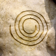 Steinritzung: Spirale als ewiges Symbol