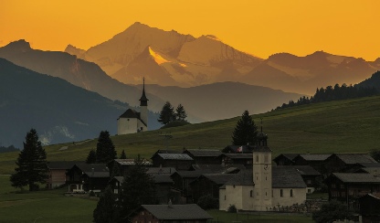 Schweizer Dorf vor Alpenkulisse Schweizer Dorf vor Alpenkulisse